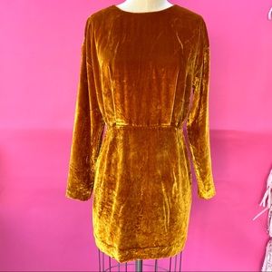 & OTHER STORIES
Long sleeves cinched gold yellow velvet dress